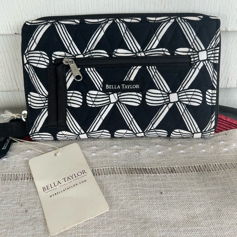 BELLA TAYLOR BLACK AND WHITE BOW WALLET WRISTLET. NWT